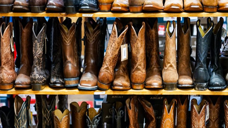 Botki to idealne obuwie na nadchodzącą jesień. A buty kowbojskie cieszą się dużym zainteresowaniem! Jak nosić je w dobrym stylu?